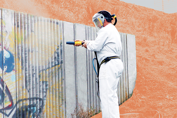 Nettoyage de graffitis sur un bardage