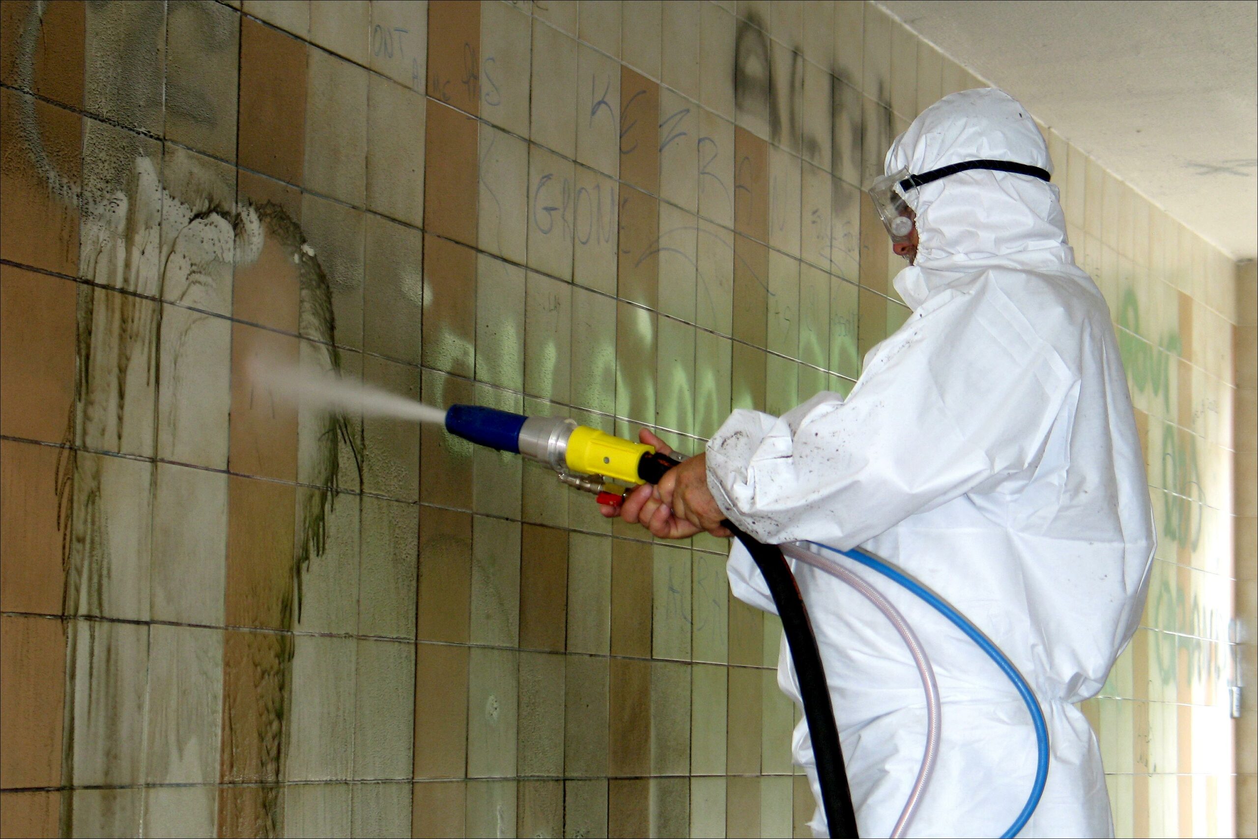 Effacement de graffitis et tags par aérogommage – AES Morbihan