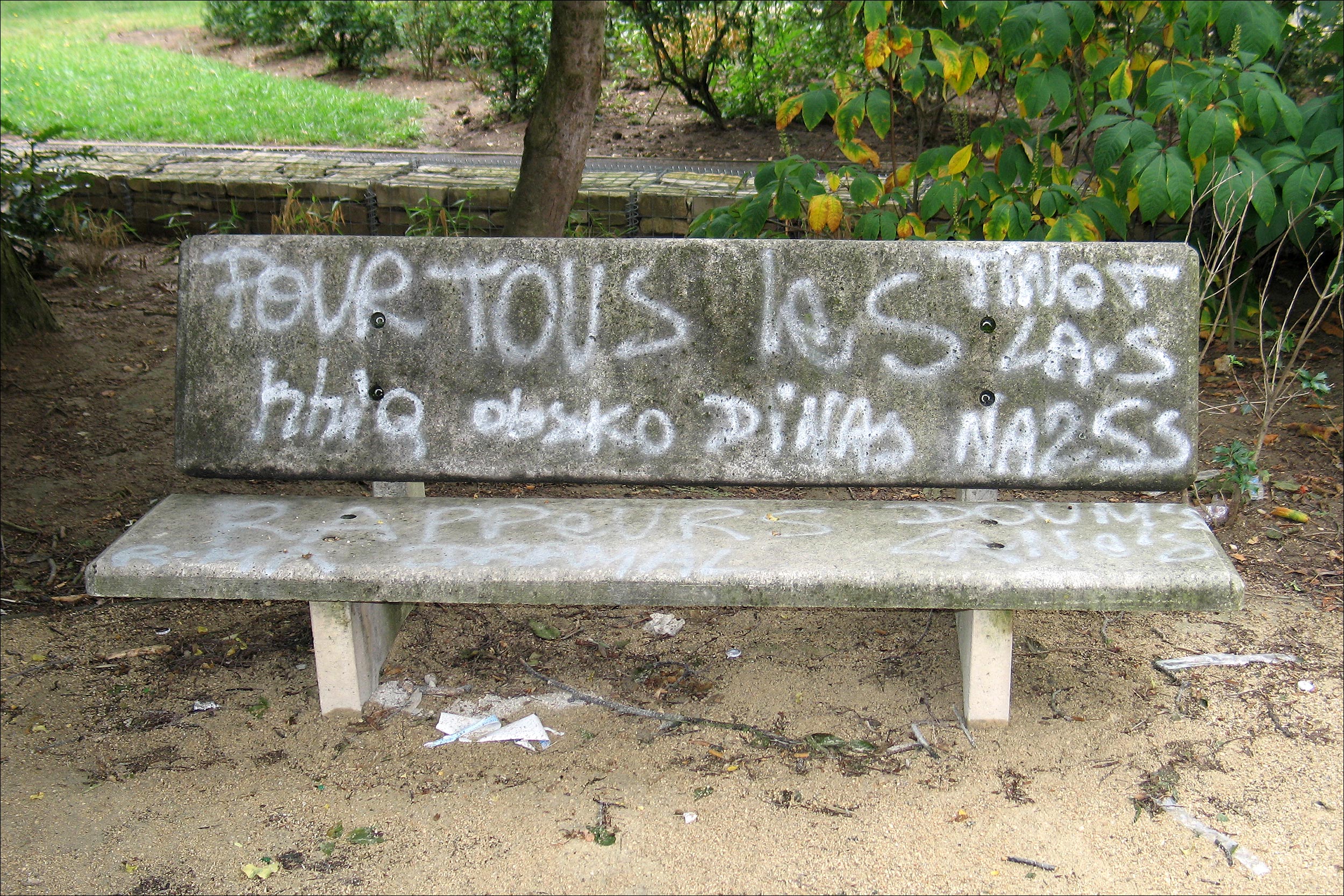 Effacement de graffitis et tags par aérogommage – AES Morbihan