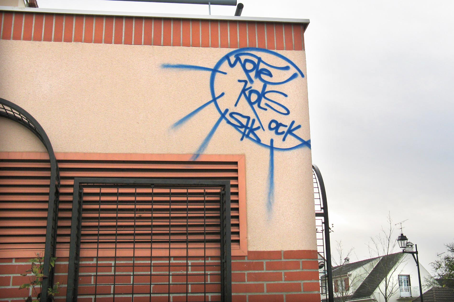 Effacement de graffitis et tags par aérogommage – AES Morbihan
