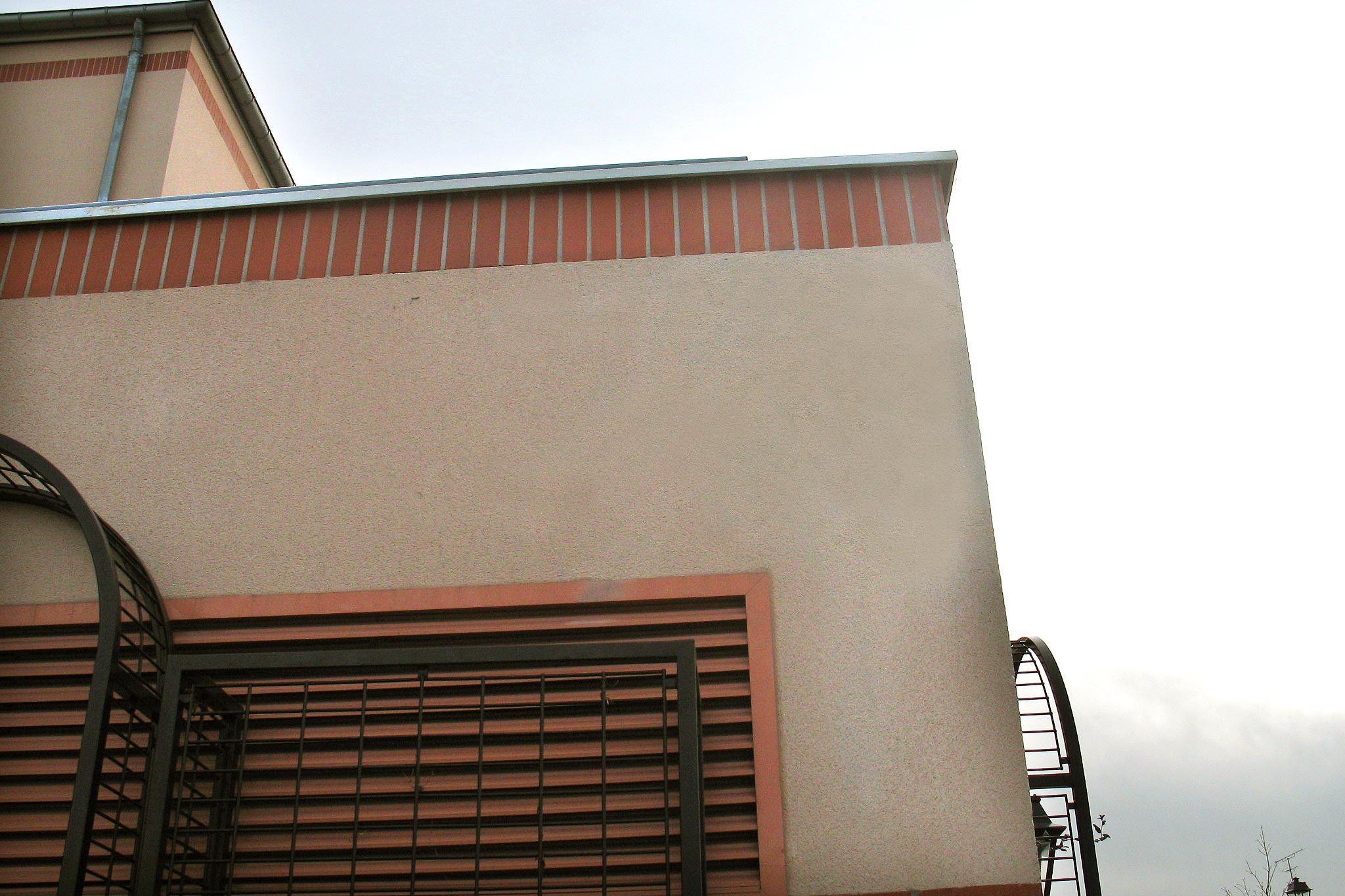 Effacement de graffitis et tags par aérogommage – AES Morbihan