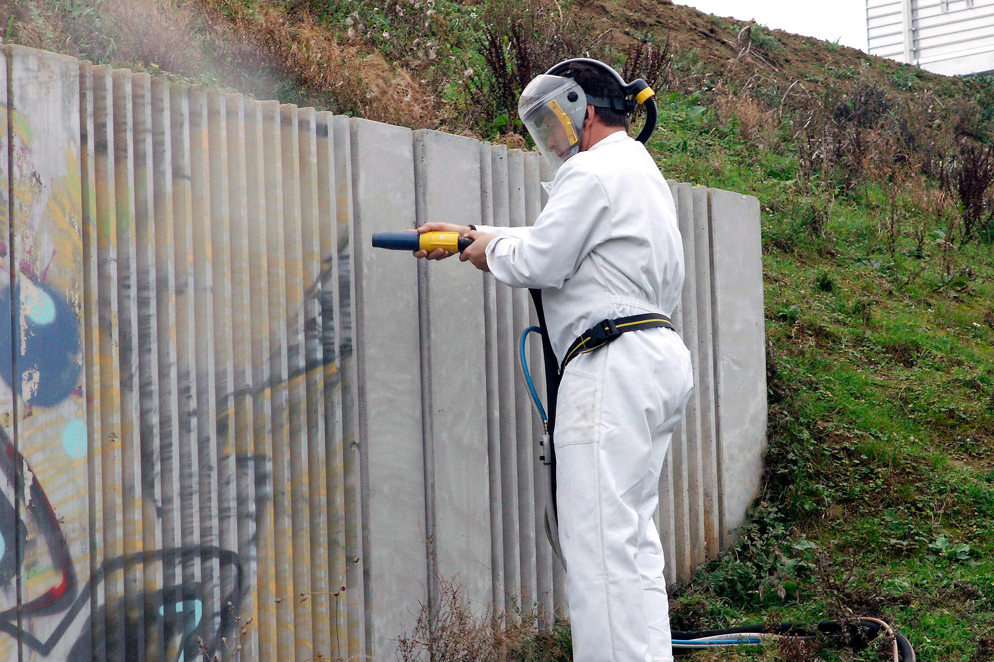 Effacement de graffitis et tags par aérogommage – AES Morbihan