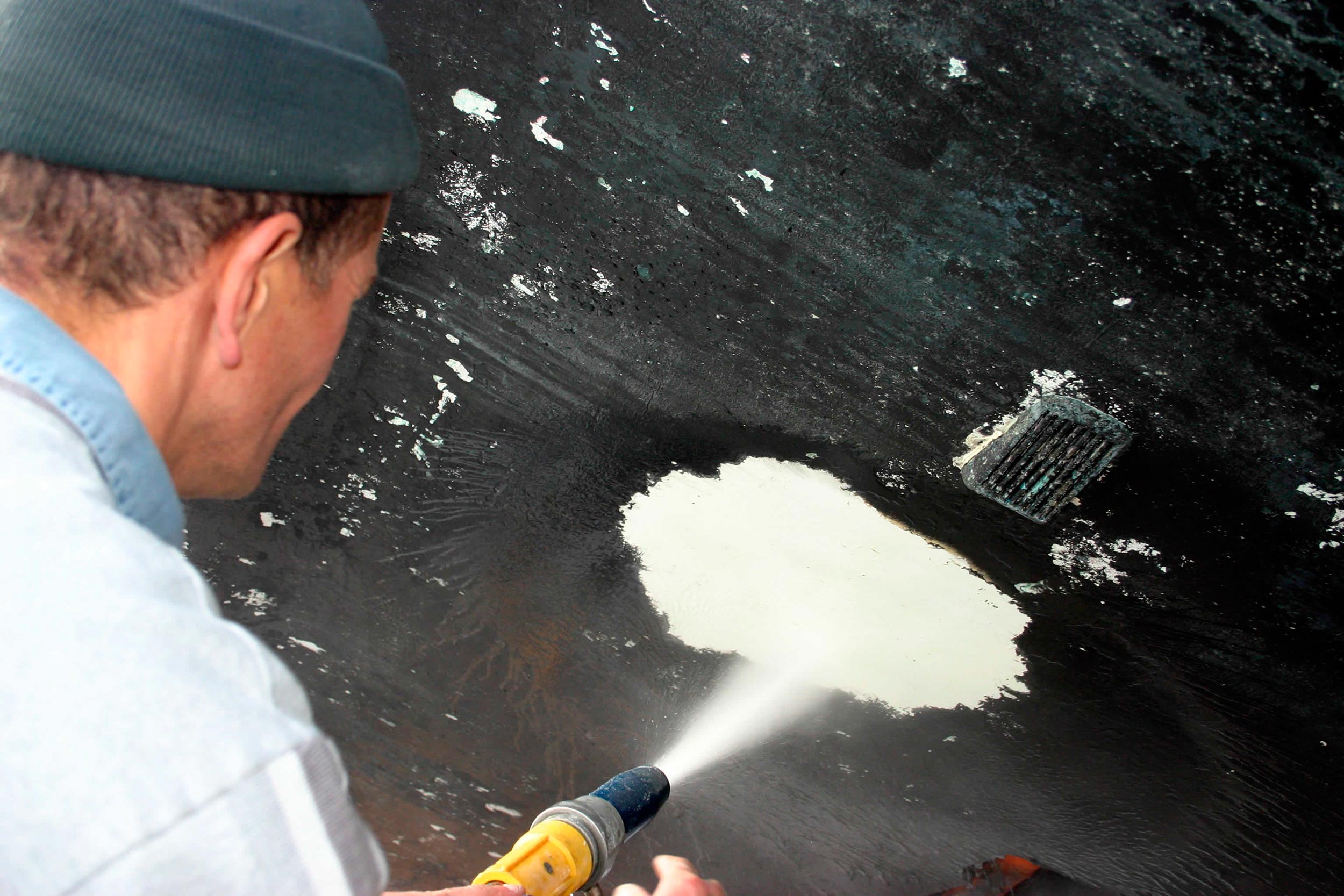 Décapage d'antifouling sur coque de bateau – AES, près de Lorient