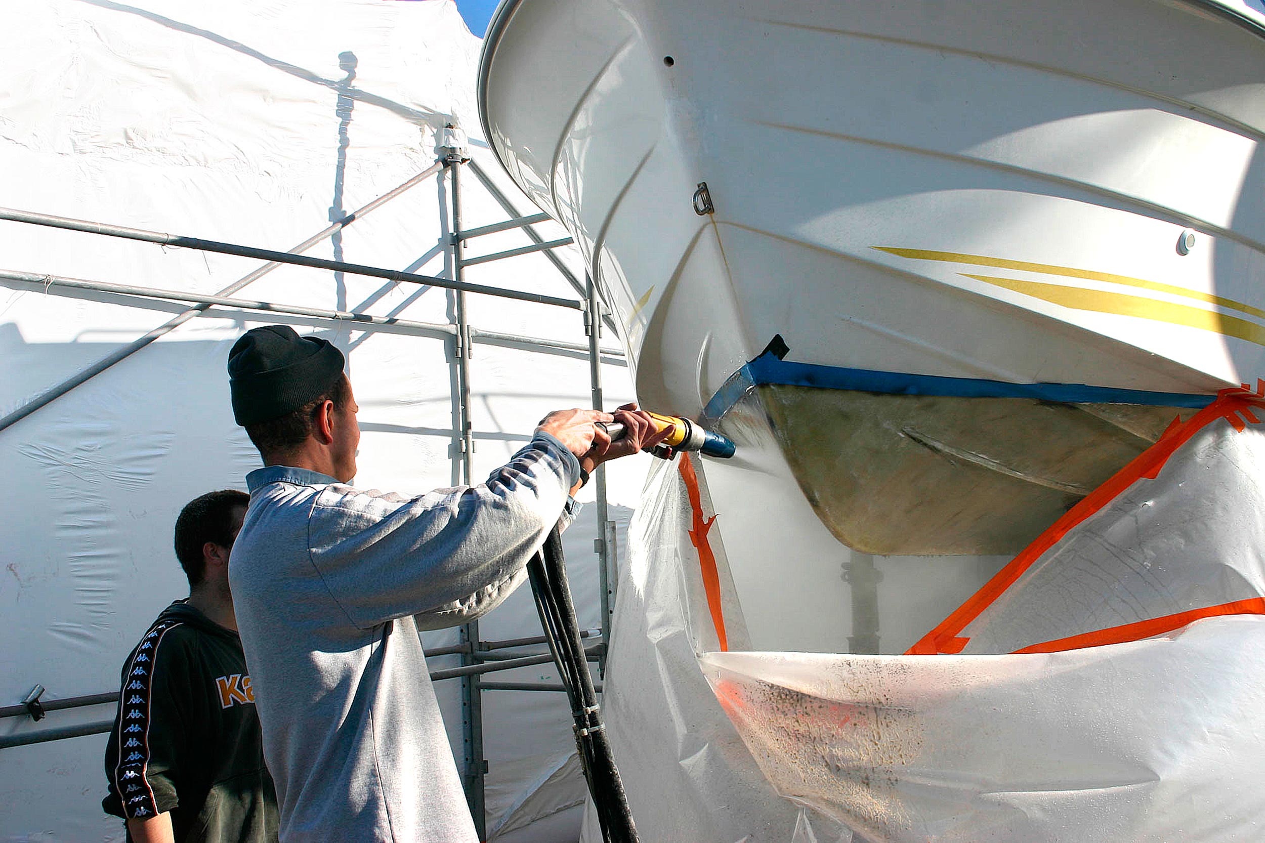 Décapage d'antifouling sur coque de bateau – AES, près de Lorient