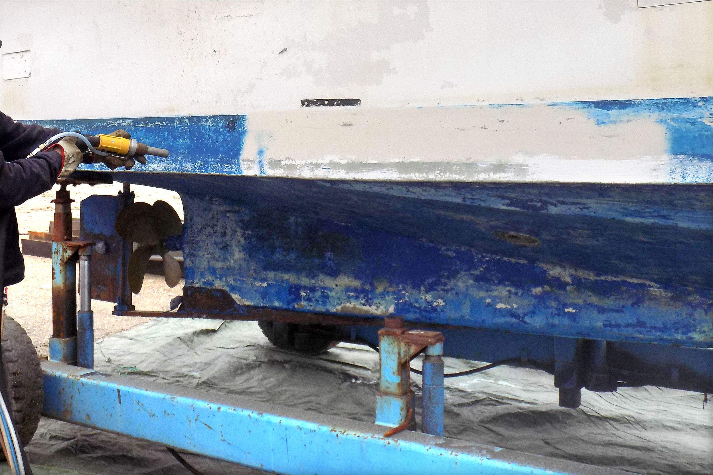 Décapage d'antifouling sur coque de bateau – AES, près de Lorient