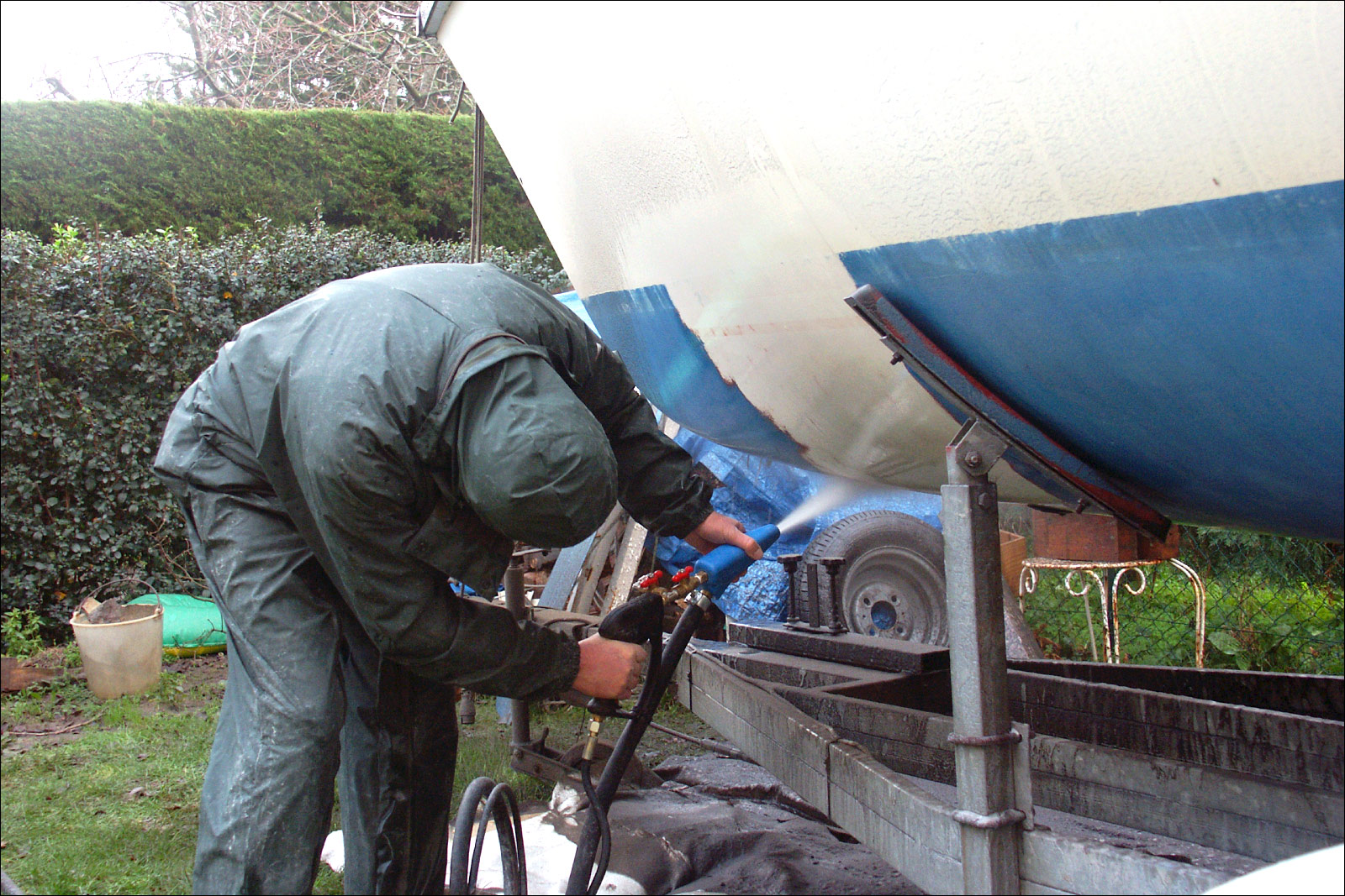 Décapage d'antifouling sur coque de bateau – AES, près de Lorient