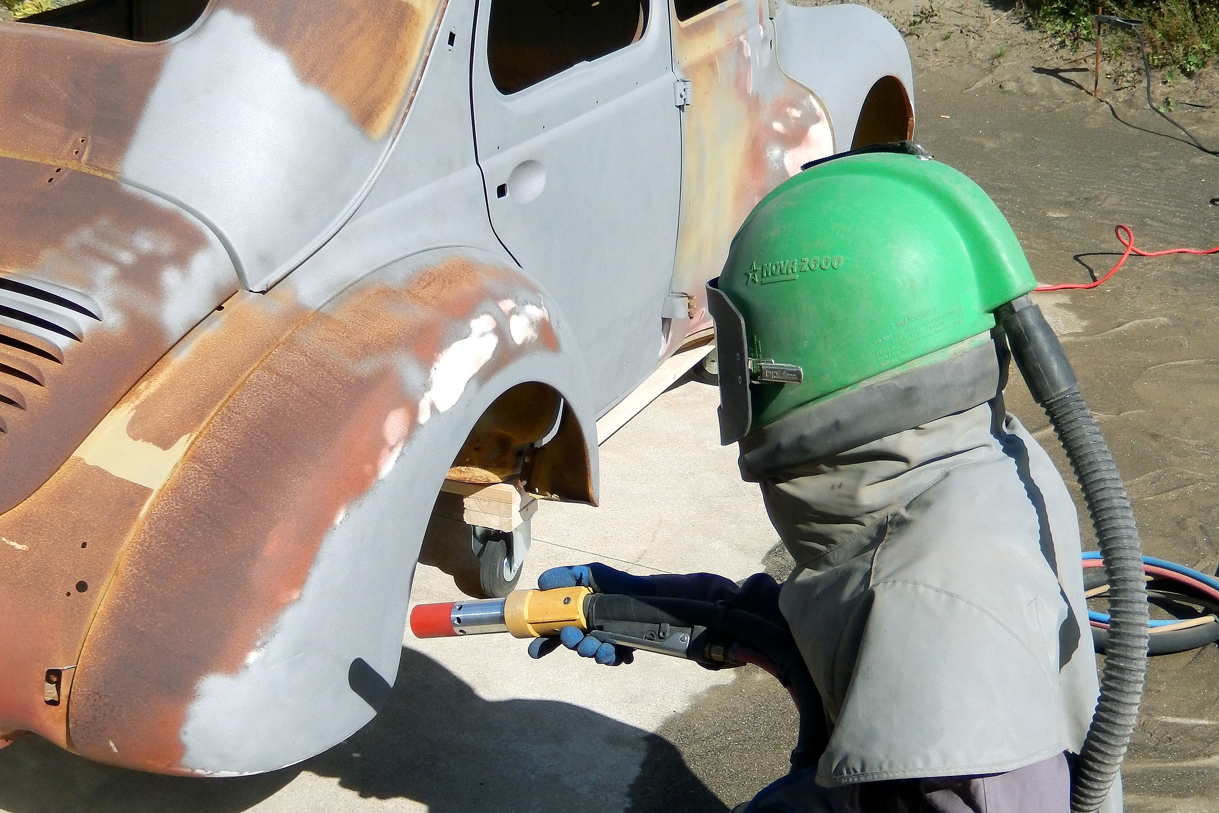 Carrosserie automobile décapée par aérogommage – AES Guidel